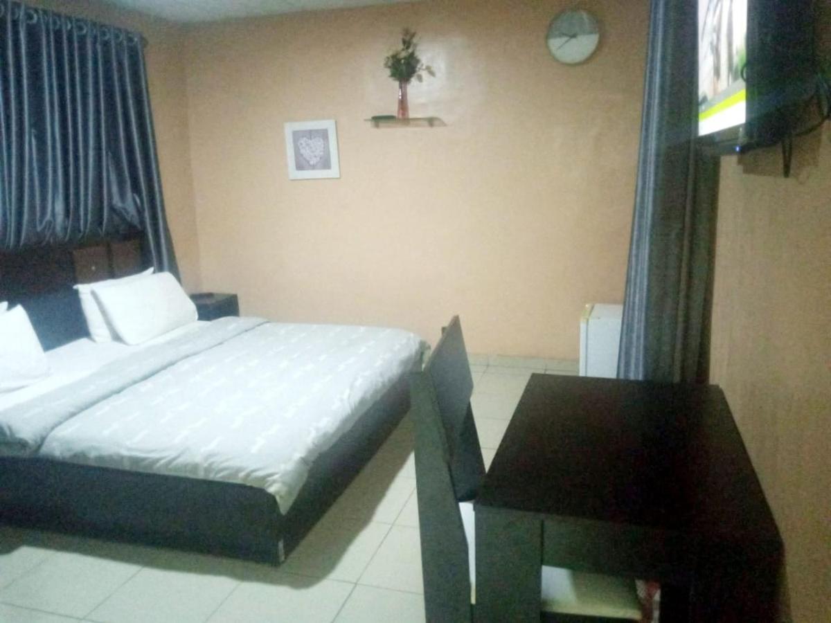Staycation Suites And Apartment Lagos Exterior foto